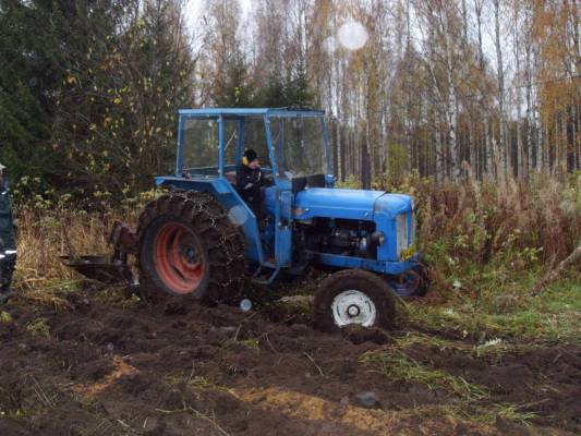 Kyntöä Majorilla
Fordson Power major ja Sampot
Avainsanat: fordson power major sampo