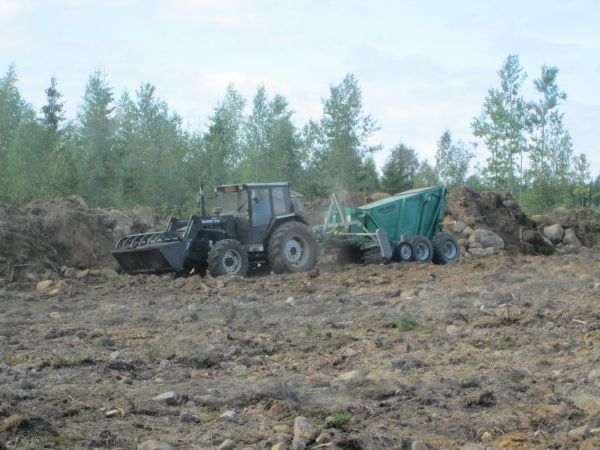 Kivien keruuta peltoraiviolta
Valmet 705 ja Kivi-pekka
Avainsanat: valmet 705 kivi-pekka pellonraivaus