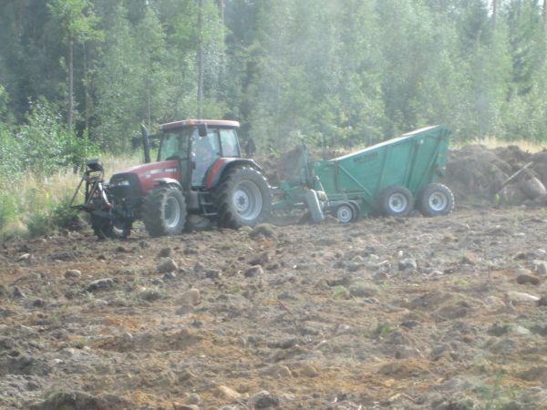 Kiven keruuta peltoraiviolta
Case ih MXM155 ja Kivi-pekka
Avainsanat: case ih mxm 155 kivi-pekka peltoraivio