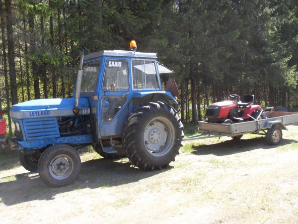 Leyland 272 ja nurmikkokoneet
Tämmösillä koneilla tuli viime kesänä vähän ''urakoitua'' nurmikon leikkuuta. Leukku ja Juhta kuljettivat, Wizard, Caravan ja Stihl hoitivat nurmihommat.
Avainsanat: leyland 272 wizard 14542 caravan stihl juhta 750