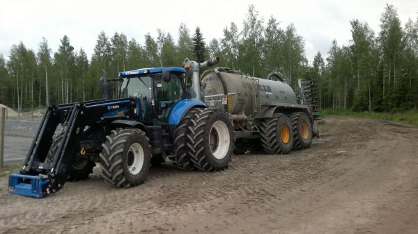 Lieteurakkaa
Mty Kuitusen New Holland T7050AC ja Joskin 14m3
Avainsanat: new holland t7050 autocommand joskin trima