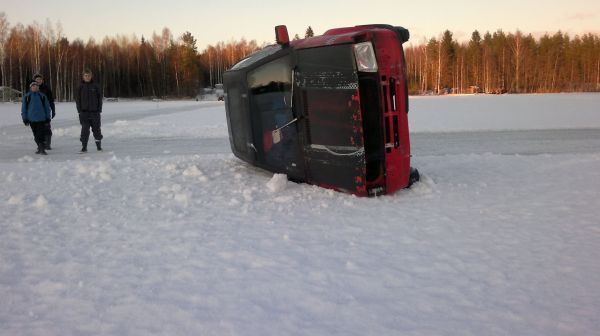 Ford Escort XR3i
Kellautettiin Escortti viime talvena jääradalla :D
Avainsanat: ford escort xr3i jäärata