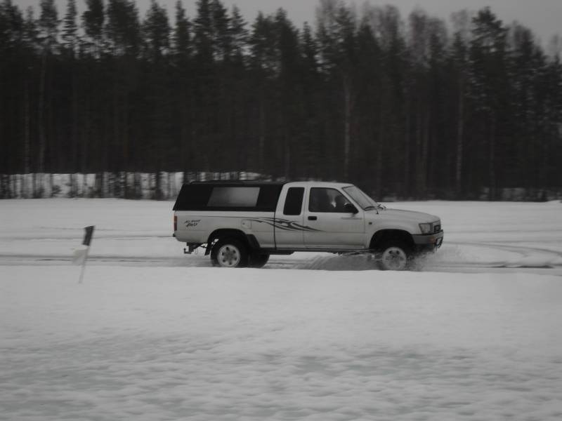 Toyota Hilux
Vesikelit tuli jäälle
Avainsanat: toyota hilux jäärata