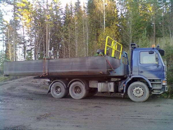 Kone-Yijälän Scania
Kone-Yijälän puutavaran kuljetukseen käytettävän lautan lohkojen kuljetusta
Avainsanat: scania puutavara lautta