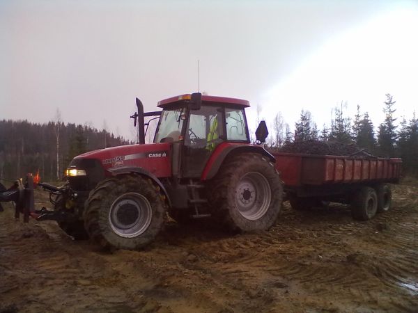 Puunkuorijätteen ajoa
Case ih Mxm155pro ja ryssät
Avainsanat: case ih mxm 155 maxxum pro ryssät