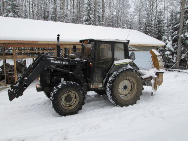 Valmet 655 ja TR220E
Lumitöitä työpaikan Vallulla
Avainsanat: valmet 655 tr220e linko