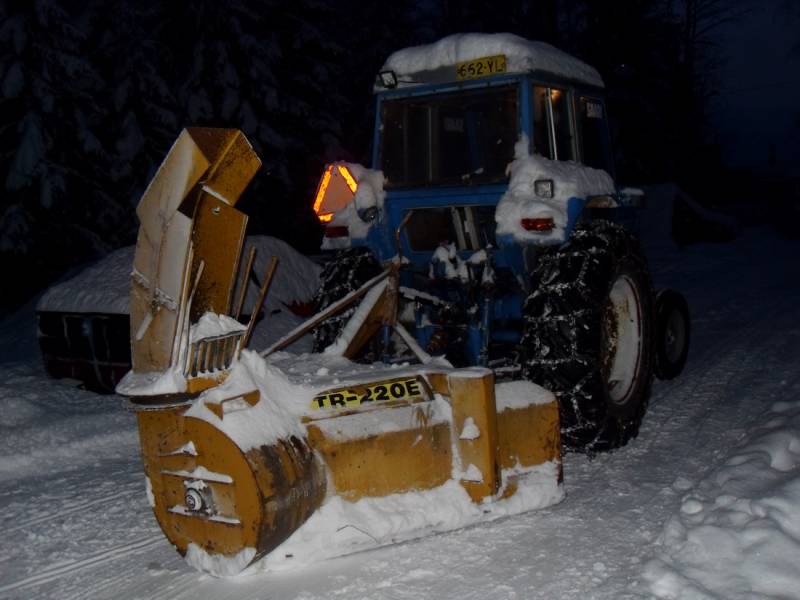 Leyland 272 ja TR-220E
Pitää välillä käyttää tätäkin linkoa, joka tuli Leukun kaupanpäällisenä. Pirun hyvältä lingolta tuntuu ainakin näillä keleillä.
Avainsanat: leyland 272 tr 220e