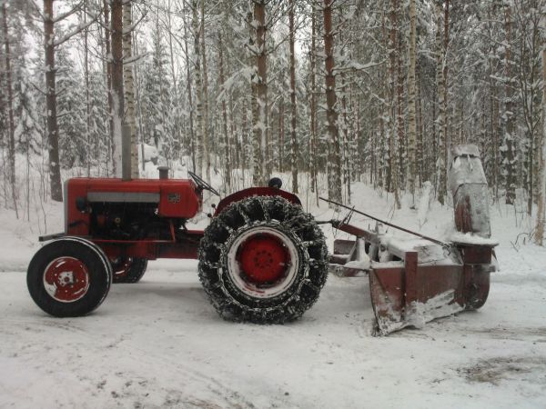 Valmet 565 ja Nokkakone
Luottokone Vallu joutu viime talvena yhdeksi päiväksi lingon eteen, koska Leukun kanssa oli taas kerran ongelmia...
Avainsanat: valmet 565 nokkakone