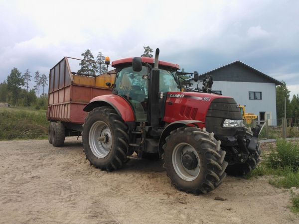 Case ih Puma 155MC ja ryssät
Urakoitsijan Casella lähdössä rehun ajoon tarkkuussilppurin alta.
Avainsanat: case ih puma 155 mc ryssät