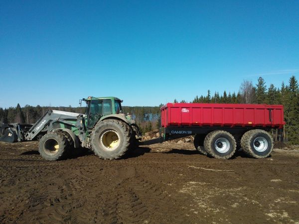 Tuli keväällä uusi kärry
JD 6920 ja Camion 130, kantavuus 24t
Avainsanat: john deere 6920 quicke camion hyväkone