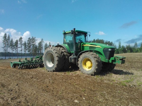 Kevätmuokkailuja
JD 7720 ja Kivi-Pekka 550
Avainsanat: john deere kivipekka 550