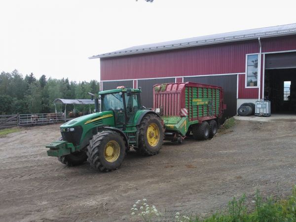 Viime kesän eka sato
JD 7720 ja Strautmann Giga vitesse 4001
Avainsanat: john deere 7720 strautmann