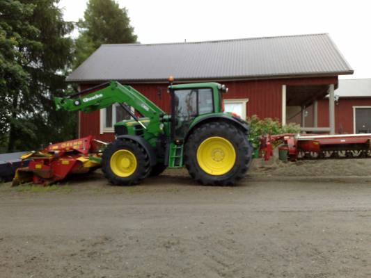 John Deere 6830 ja niittokoneet
Edessä elhon 320 niittokone ja taka JF GX2800S
Avainsanat: John Deere Niittokone