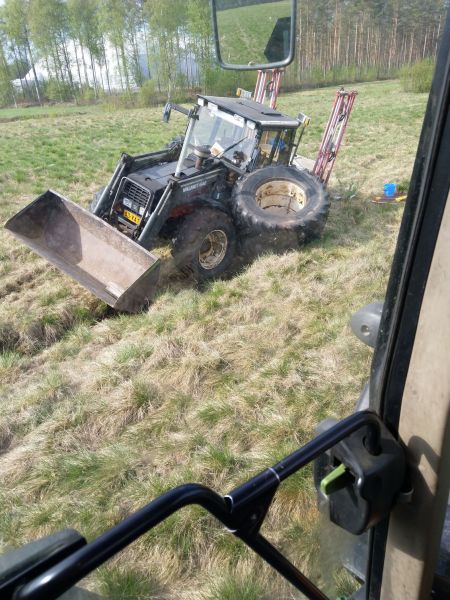 Valmet 655 taka-akseli
Ojan ylityksen yrityksessä napsahti taka-akseli poikki
Avainsanat: Valmet 655 taka-akseli