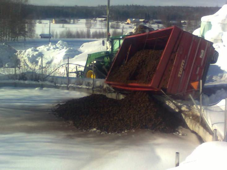 hups
kuva viime talvelta ku isäntä päätti ajaa liian reunaan siitä sit itestään oli liusunu alas.
Avainsanat: tuhti john deere kärry