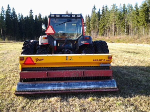 Heinänsiemene täydennys kylvöä.
Valtra 6400 ja Vredo 2.9 m
Avainsanat: valtra vredo