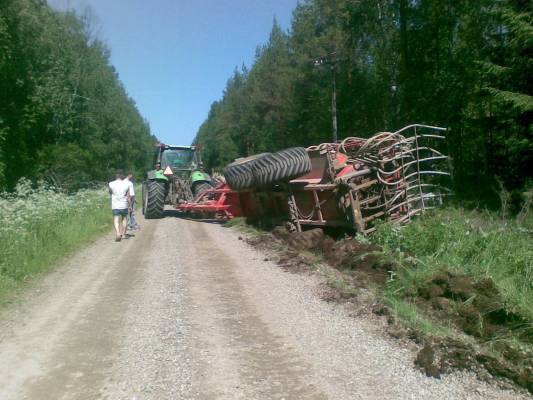 deutz-fahr ja livakan 16,5kuution kakkakärri
sinne meni!
Avainsanat: livakka ojassa deutz