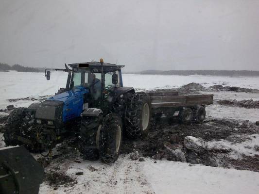 Saven ajoa 
Valtra 8950+ vapon oma valmiste kärri
