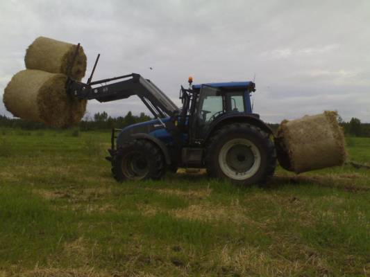 Valtra T191
Helpi paalien ajoa
