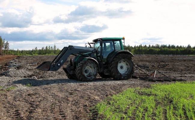 VALTRA N121a ja Tasausäes
Raivion tasailua
Avainsanat: valtra