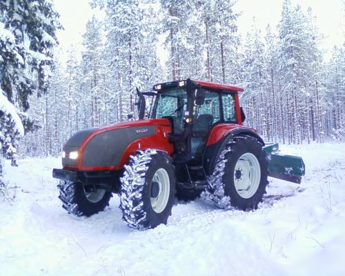 T150 ja hyväkoneen lana
metsätie piti käydä avamaassa
Avainsanat: valtra, t150