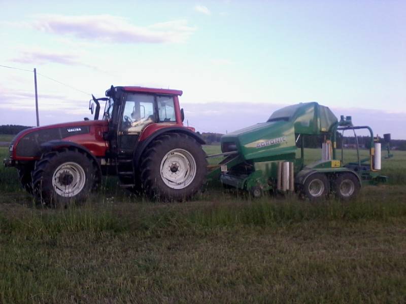 T ja agronic
enimpien heinien puhdistusta koneesta illan päätteeksi.
Avainsanat: t150, agronic, valtra