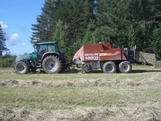 Valtra + NH4880
Piikkilangankiristäjä ja kovapaalain
Avainsanat: Valtra