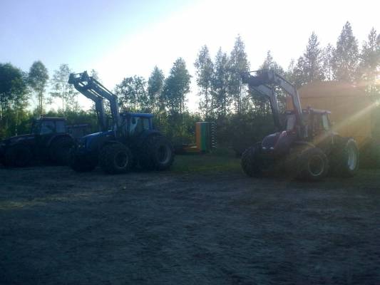 Case mxm 120, Valtra T191 passiivijyrsin, Valtra T170 Mekki.
Puolet koneista jäämässä juhannus tauvolle.
