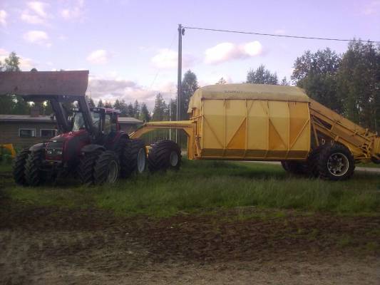 Valtra T191
Juhannus tauvolle jäämäs.
Avainsanat: T191