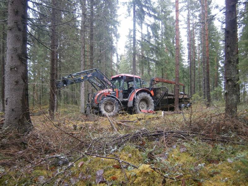 Zetor Forterra ja Cranab 4015
Polttopuu ajoa
Avainsanat: Zetor 10641 Forterra Trac-Lift Cranab 4015