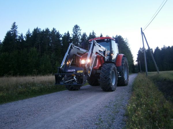 Zetor Forterra 140HSX koeajossa
Pirteä Tshekkiläinen Trac-lift 260 SLx kuormaajalla
Avainsanat: Zetor Forterra 140 HSX Trac-lift 260 SLx