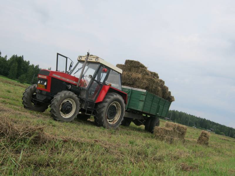 Zetor 10145 Turbo ja Peräkärryt
Heinä paalien keruuta
Avainsanat: Zetor 10145 Turbo Peräkärryt