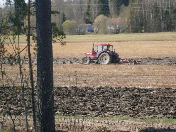 Kevät kyntöä
Zetor 11641 Forterra ja Överum 4-siipiset sarka-aurat
Avainsanat: Zetor Forterra 11641 Överum 4-siipiset sarka-aurat