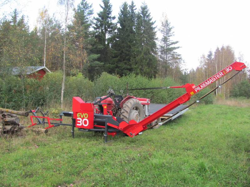 Pilkemaster Evo 30
Massey-Ferguson 165 pyörittämässä klapikonetta
Avainsanat: Pilkemaster Evo 30 Massey-Ferguson 165