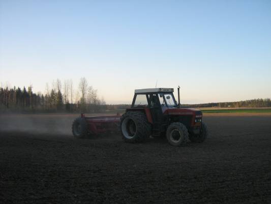 Zetor 10145 ja Juko 2500H
Kevätrukiin kylvöä...
Avainsanat: Zetor 10145 Turbo Juko 2500H