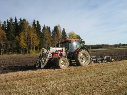 Zetor Forterra ja Överummit
Zetorilla ja Ruottalaisilla öövereillä kyntämässä.
Avainsanat: Zetor 10641 Forterra Trac-Lift Överum