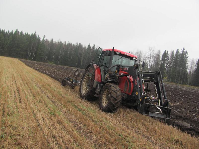 Zetor Forterra ja Agrolux paluu-aurat
Kyntö hommissa
Avainsanat: Zetor 10641 Forterra Agrolux