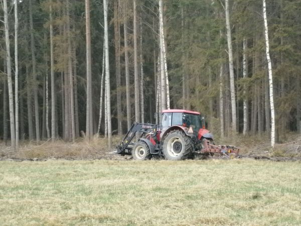 Heinämaan kyntöä
Zetor 10641 Forterra ja Överum 4-siipiset sarka-aurat
Avainsanat: Zetor Forterra 10641 Överum 4-siipiset sarka-aurat