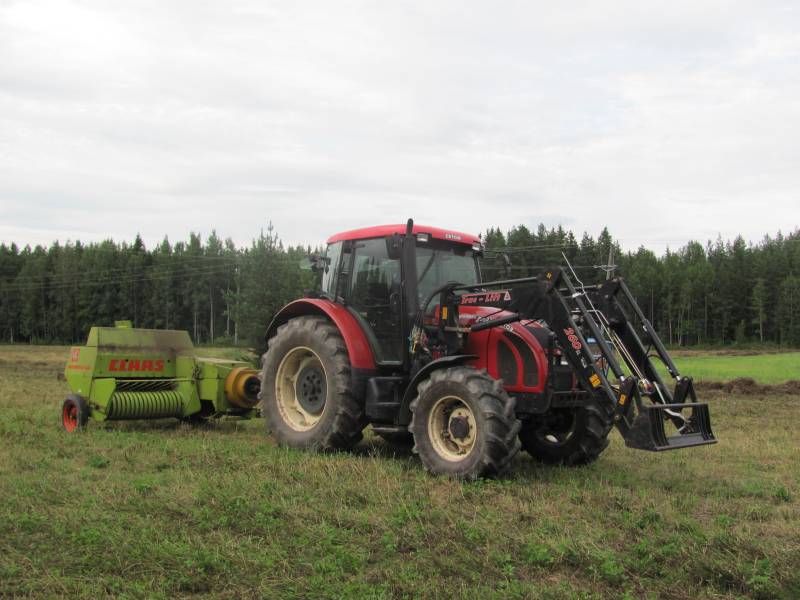 Zetor 10641 Forterra ja Claas markant 40
Paalailua
Avainsanat: Zetor 10641 Forterra Claas markant 40