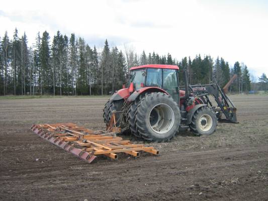 Zetor 10641 Forterra ja Kipa 7200 
Tuli aloitettuu peltotyöt
Avainsanat: Zetor 10641 Forterra Kipa