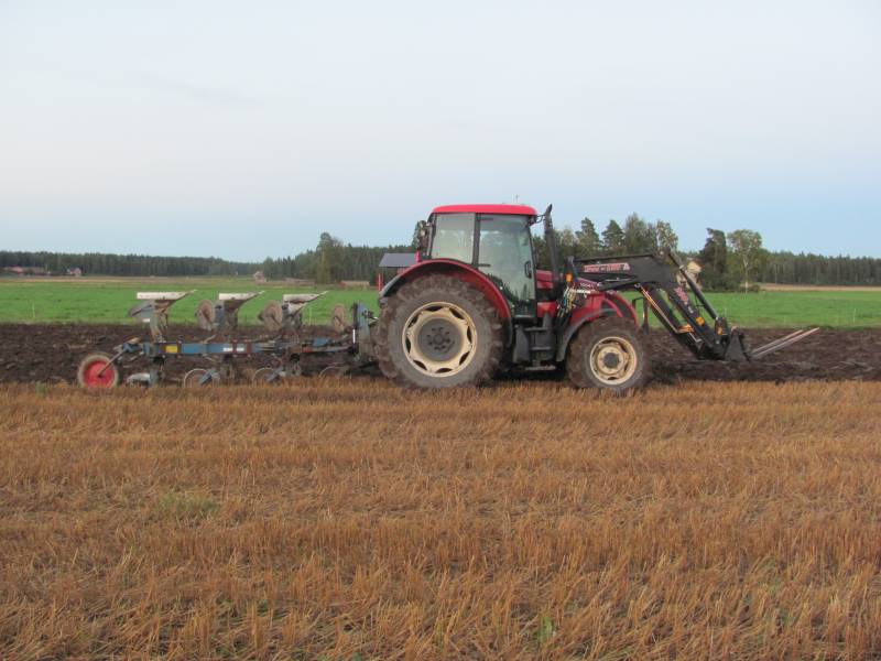 Zetor Forterra ja Agrolux 3-siipiset paluuaurat
Kyntelyä
Avainsanat: Zetor Forterra Agrolux