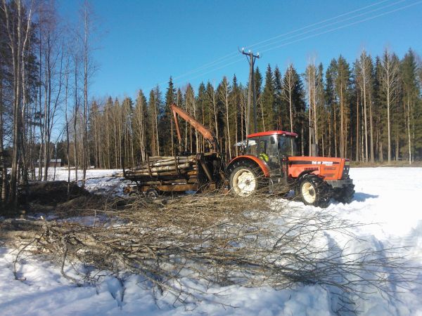 Pelto ojan putsausta
Zetor 11641 Forterra ja Cranab 4015
Avainsanat: Zetor Forterra 11641 Cranab 4015