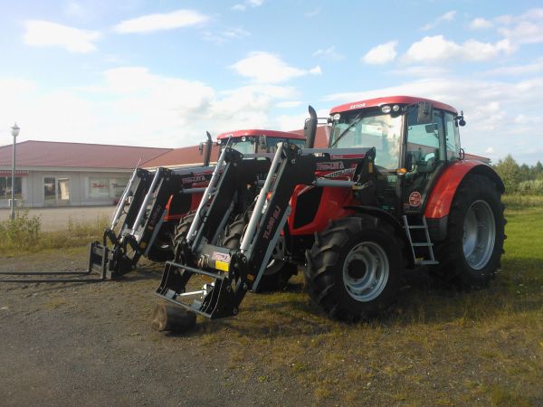 Pistetääs välillä vähän muun merkkisestä kalustosta kuvia, kun aina kotimaisesta
Zetor Forterra 140HSX ja Proxima Power 120
Avainsanat: Zetor Forterra Proxima 140HSX 120 Power Trac-lift