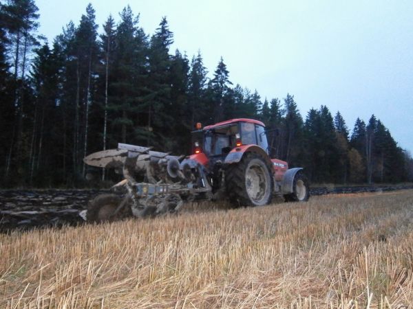 Zetor Forterra 11641 ja Agrolux paluuaurat
Kyntö puuhissa
Avainsanat: Zetor Forterra 11641 Agrolux Fiskars