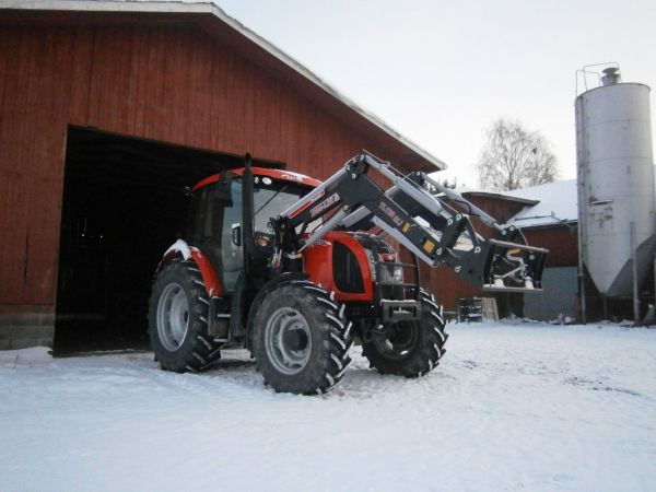 Zetor Proxima Power 120 koekäytössä
Trac-lift 120sli Powerful kuormaajalla
Avainsanat: Zetor Proxima Power 120 Trac-lift 120