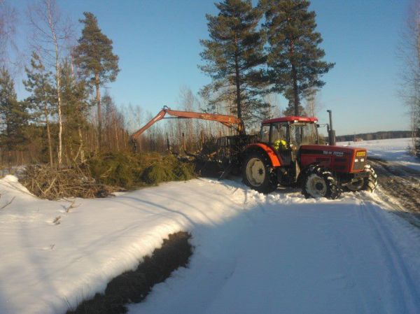 Zetor 11641 Forterra havujen ajossa
Cranab 4015 ja omavalmisteiset tukkikärryt
Avainsanat: Zetor Forterra 11641 Cranab 4015 Tukkikärryt