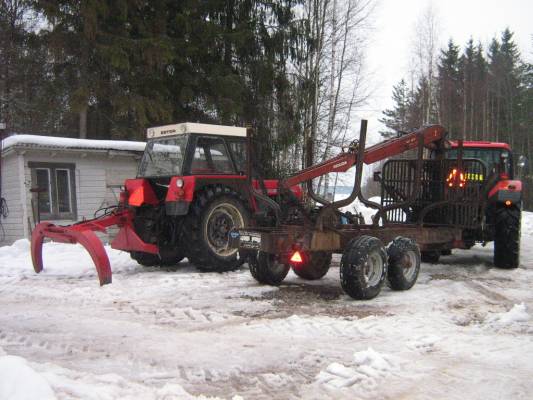 Polttopuu kalusto
Zetor 10145 Crystal ja Esme Juontokoura sekä Zetor 10641 Forterra ja itse tehdyt tukkikärryt Cranab 4015 nostimella oottelevat polttopuun ajoa...
Avainsanat: Zetor Crystal 10145 Esme Zetor 10641 Forterra Cranab