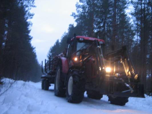 Zetor Forterra ja metsäkärryt
Vähän tuli puita haettuu metsästä...
Avainsanat: Zetor Forterra Metsäkärryt