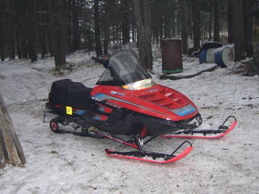 Polaris Indy 440 sks 
Polariksen herättelyä 8.11-08 aamulla ;)
mittariin tuli ekoilla ajoilla 23 kilsaa ja lunta 10 cm 
