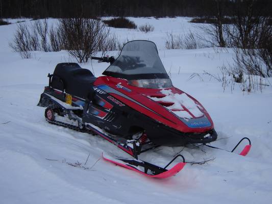 Polaris Indy
joo tällänen -95 polaris indy 440 sks.... Rullattu vain 13 tuhatta eikä tunnu missää ;)
